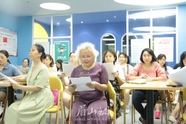 市民在全民朗讀公益培訓(xùn)班上課。