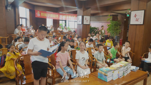 孩子們感受經(jīng)典誦讀之美。
