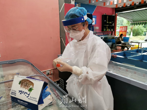 采樣人員正在對海鮮產品進行現(xiàn)場檢查。