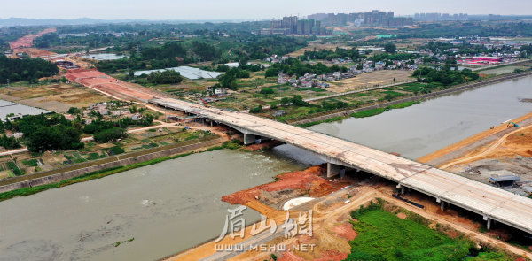 眉山天府新區(qū)建設(shè)中的交通項目。