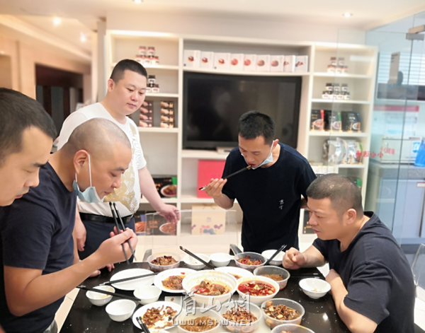 王家渡食品公司工作人員正品嘗樣品，為推出新產(chǎn)品做準(zhǔn)備。