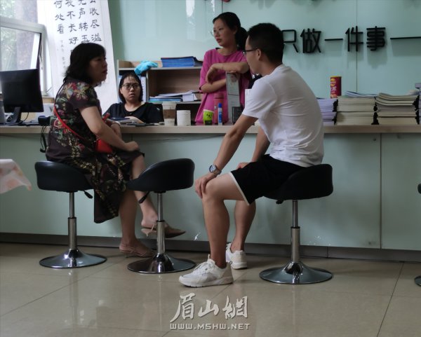 教育培訓(xùn)市場(chǎng)慢慢復(fù)蘇，家長(zhǎng)正咨詢課程。