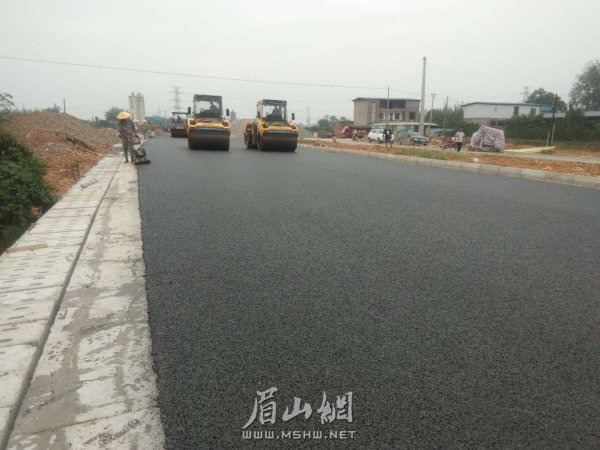 建設(shè)中的工業(yè)大道（東坡區(qū)南段）。