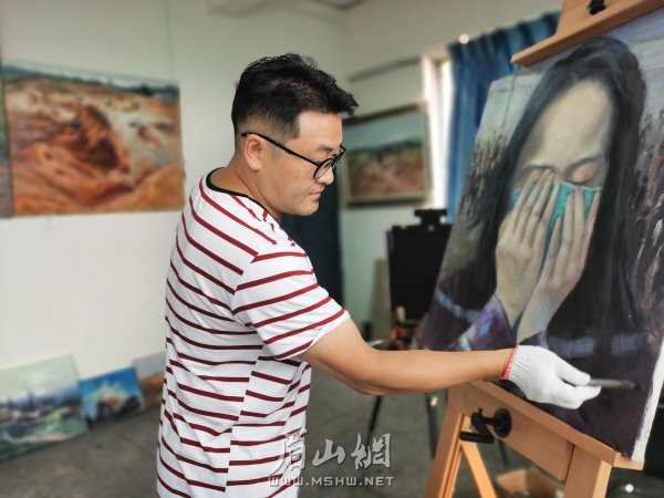 創(chuàng)作中的田海燕。