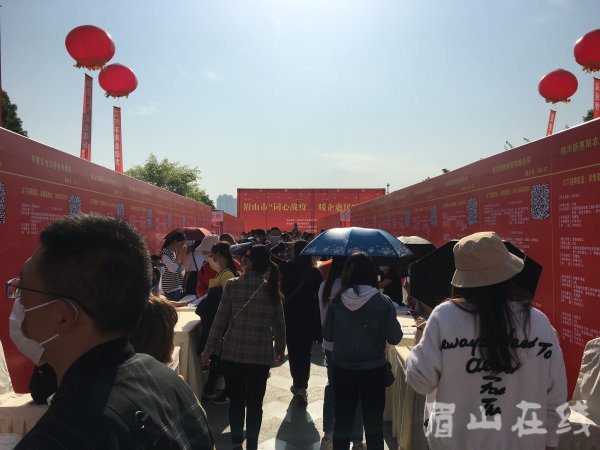 “同心戰(zhàn)疫 暖企惠民”招聘會現(xiàn)場。