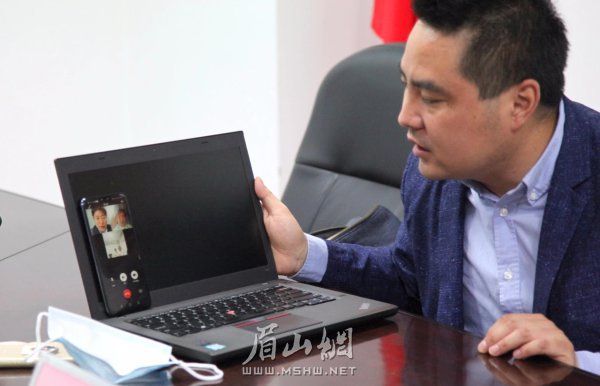  與企業(yè)在線洽談項(xiàng)目。