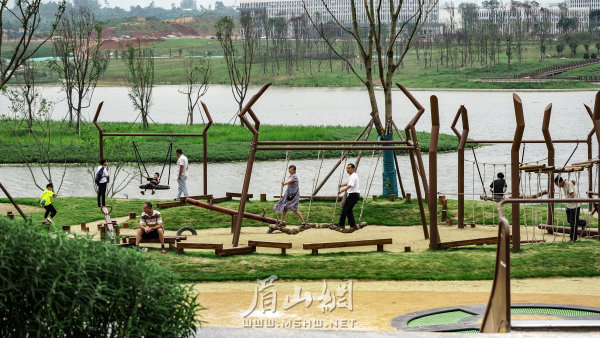 市民樂(lè)享城市公園。