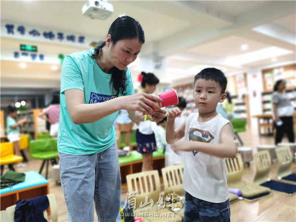 家長(zhǎng)和孩子一起動(dòng)手制作。 (1).jpg