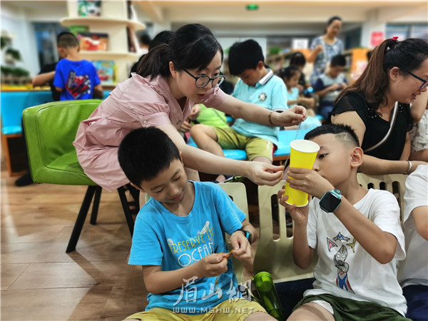 家長(zhǎng)和孩子一起動(dòng)手制作。.jpg