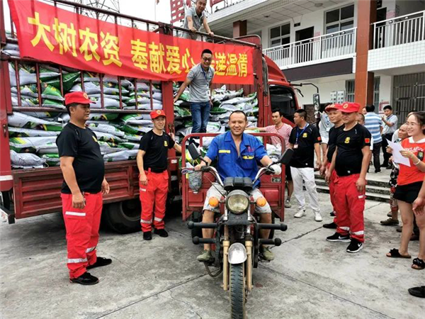 收到愛心有機肥，建檔立卡貧困戶笑開了花。.png