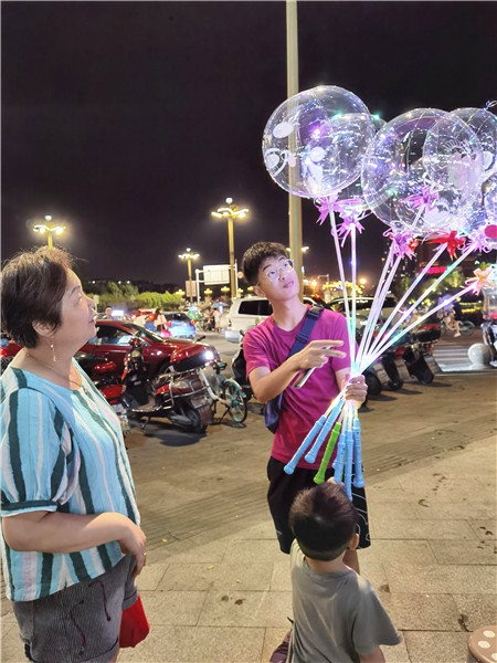發(fā)光氣球，吸引了小孩的眼球。.jpg