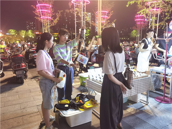 笑笑和依依向顧客展示自家的包包。.jpg