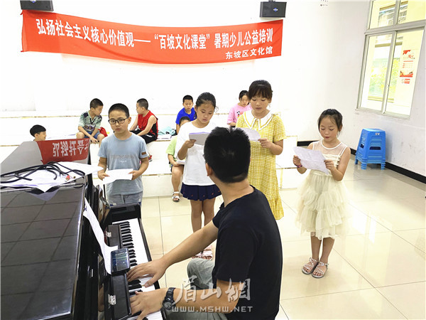 孩子們開心學(xué)習(xí)聲樂。.jpg