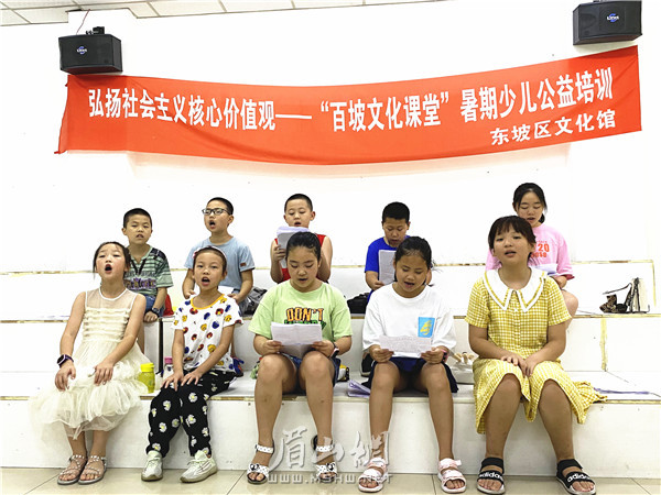 孩子們放聲高歌，綻放童真笑顏。.jpg