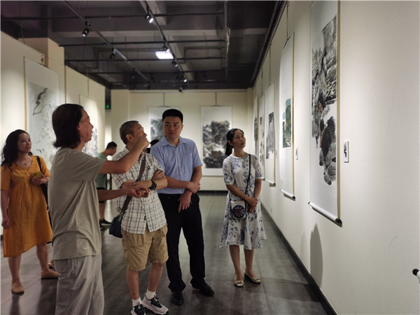 觀眾觀看展覽，樂(lè)享文化盛宴。.jpg