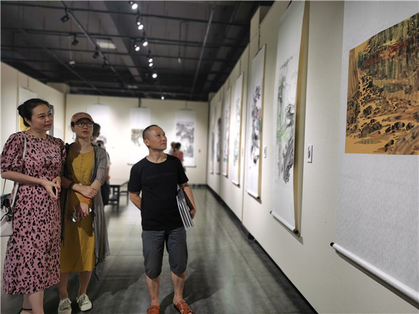 觀眾觀看展覽，樂(lè)享文化盛宴。 (1).jpg