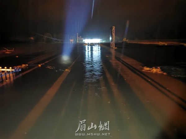 思蒙河程家嘴段洪水將道路淹沒。
