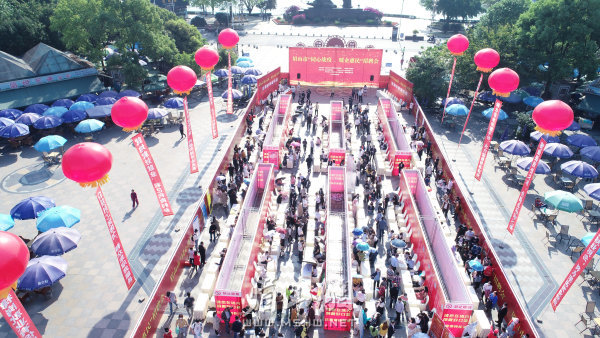“同心戰(zhàn)疫 暖企惠民”現(xiàn)場(chǎng)招聘會(huì)。
