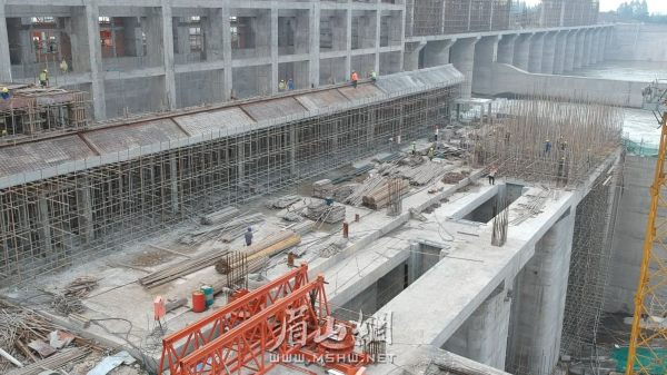 岷江湯壩航電樞紐工程正在加快建設(shè)。