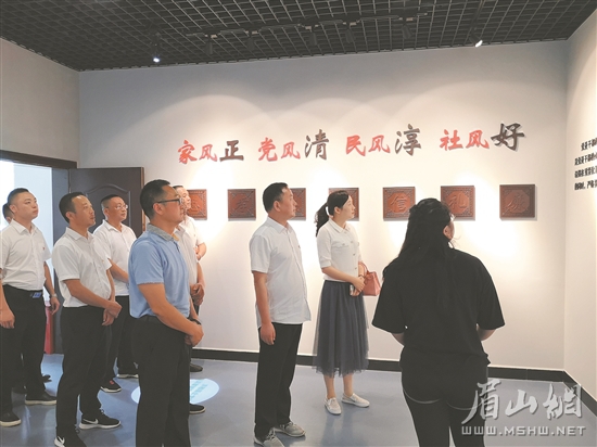 洪雅縣干部參加“清風(fēng)揚(yáng)眉 廉潔齊家”活動(dòng)。.jpg