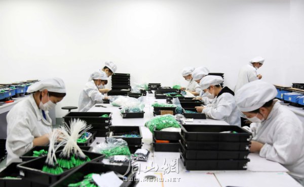 四川燦光光電有限公司吸納了不少仁壽當(dāng)?shù)厝司蜆I(yè)。