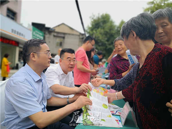 工作人員發(fā)放宣傳資料。.jpg