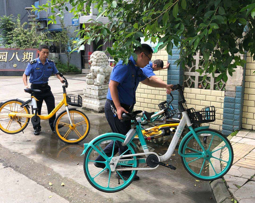 執(zhí)法人員開展日常巡邏，維護共享單車停車秩序。.jpg