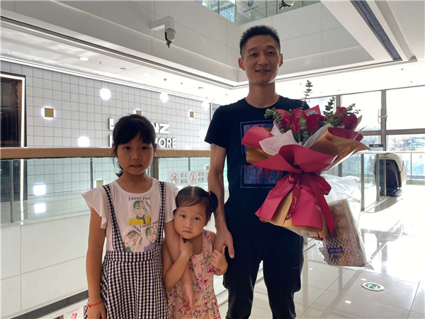 市民朱先生帶著女兒們來(lái)給老婆買花.jpg