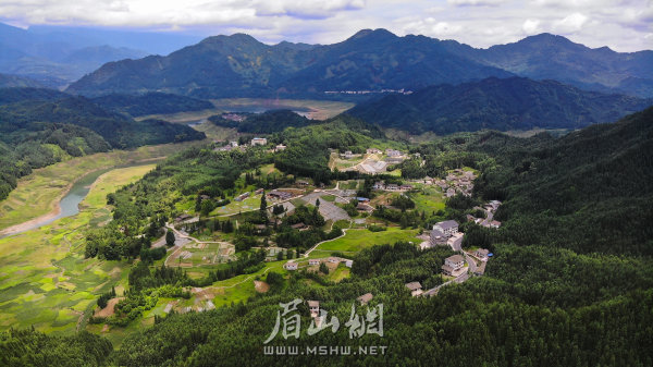 洪雅縣瓦屋山鎮(zhèn)的有機(jī)農(nóng)場(chǎng)。