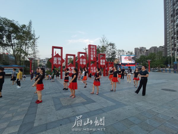 跳起歡快的廣場舞，散發(fā)陣陣文明新風(fēng)。本報記者 周華 攝