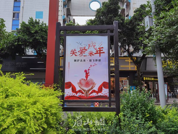 創(chuàng)文宣傳氛圍濃厚。  本報記者 周華 攝