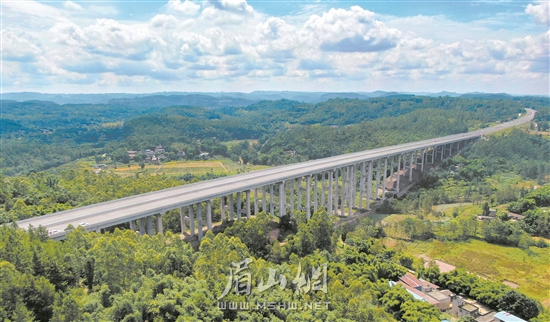 成宜高速全線貫通，為眉山開放發(fā)展提供新動能。