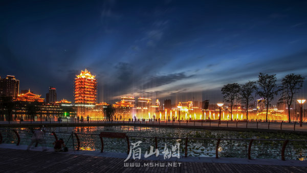 依托東坡城市濕地公園，我市積極開展商貿(mào)活動帶動經(jīng)濟發(fā)展。