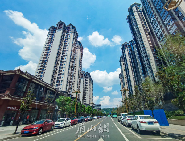 道路整潔，車輛規(guī)范停放入位。