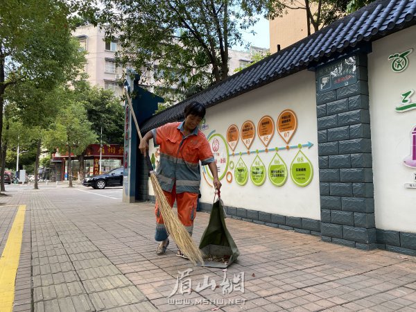 環(huán)衛(wèi)工人常態(tài)保潔，維護(hù)街道環(huán)境衛(wèi)生。