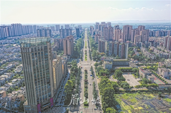 干凈整潔的眉山城市。本報記者 殷勇 攝
