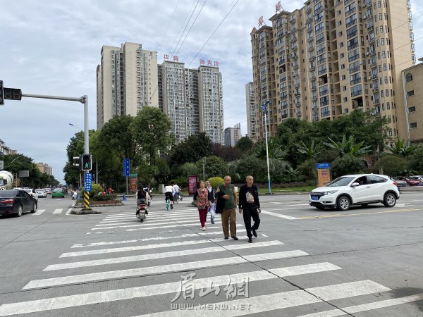 市民文明有序過馬路。