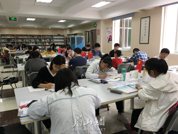 市民在圖書館安靜閱讀。