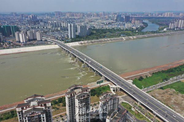 東坡區(qū)大力建設(shè)開放宜居生態(tài)人文城市。