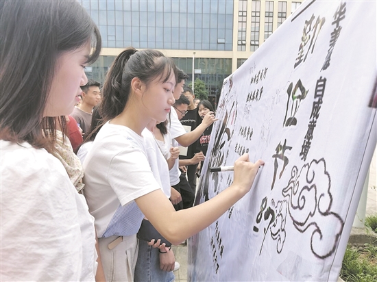 承諾“勤儉節(jié)約，珍惜糧食”。.jpg