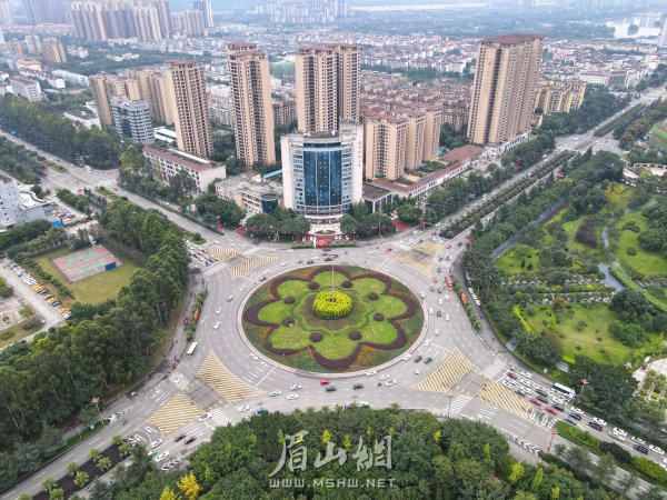 在眉州大道轉(zhuǎn)盤處，車輛有序通行。
