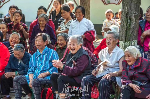 晚年生活幸福，壽鄉(xiāng)老人喜笑顏開。