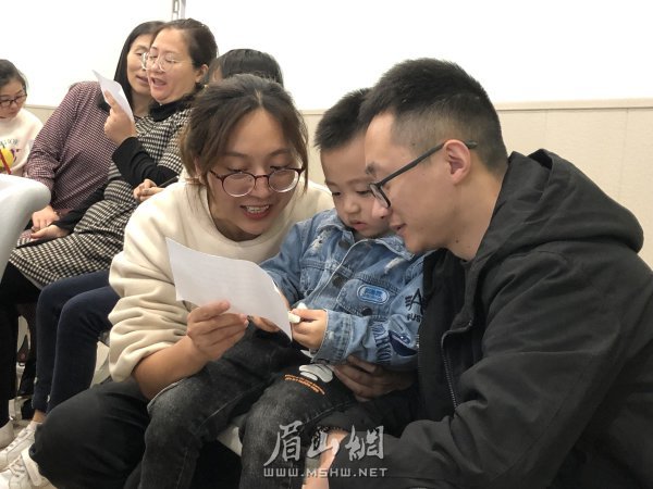 家長(zhǎng)陪伴孩子閱讀。