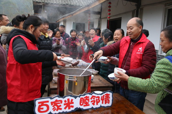 通過“社區(qū)大學”開展“百家米 睦鄰情”活動，助推鄉(xiāng)風文明建設。