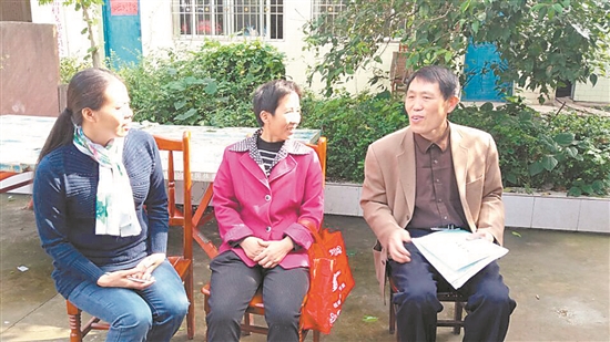 賀仲華（右）向村民宣傳柑桔管理技術。