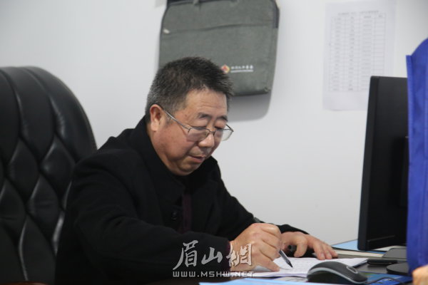 伍志祥正在統(tǒng)計(jì)人口普查的相關(guān)數(shù)據(jù)。
