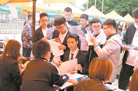 高校畢業(yè)生積極參加雙選會(huì)。.jpg