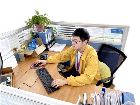 踏上職業(yè)生涯的周高。.jpg