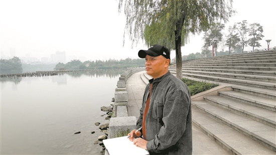 在東坡城市濕地公園，余啟翔記錄著自己的感受。