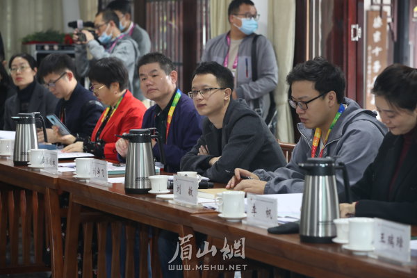 全國書院高峰論壇上，專家學(xué)者認(rèn)真聆聽。